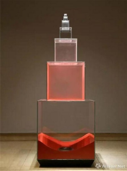 湯杰 | 紅塵沙子,、玻璃,、電子組件 | 160×58×58cm | 2015年