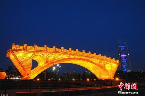 4月18日晚，北京奧林匹克公園,，新建成的“絲路金橋”大型景觀正在試燈,，呈現(xiàn)出金碧輝煌的醉人景致， 迎接“一帶一路”國際合作高峰論壇的到來,。 杜佳 攝 圖片來源：視覺中國