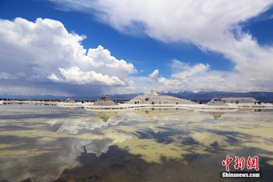 4月29日，素有中國(guó)“天空之鏡”之稱的青海茶卡鹽湖開(kāi)園納客,。茶卡鹽湖位于青海省海西蒙古族藏族自治州烏蘭縣茶卡鎮(zhèn)附近,，湖面海拔3100米，呈橢圓形,，總面積105平方公里,，因其旅游資源稟賦可與玻利維亞烏尤尼鹽沼相媲美，享有中國(guó)“天空之鏡”之美稱,。 羅云鵬 攝