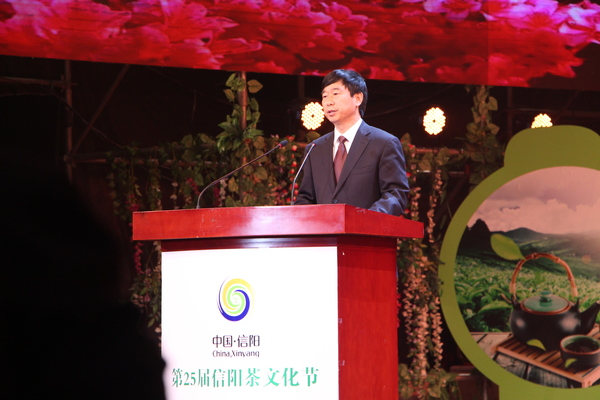 2、信陽市委書記喬新江在第25屆信陽茶文化節(jié)開幕式上致辭,。王勇生  攝影