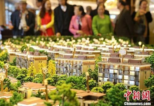 購房者在北京亦莊某樓盤進(jìn)行買房或咨詢，資料圖,。