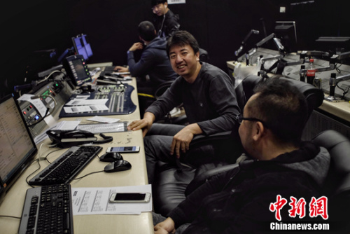 凌晨正在工作的電視臺導(dǎo)播姚書博,。<a target='_blank' href='http://www.chinanews.com/' >中新網(wǎng)</a>記者 李霈韻 攝
