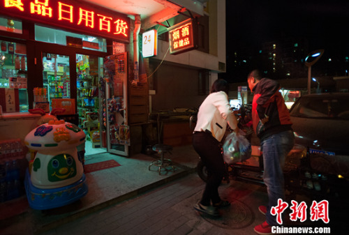 有顧客打電話來買飲料，夫妻二人準(zhǔn)備送貨,。<a target='_blank' href='http://www.chinanews.com/' >中新網(wǎng)</a>記者 李卿 攝