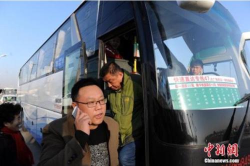 資料圖：乘客乘坐北京快速直達(dá)專線47路,。<a target='_blank' href='http://www.chinanews.com/'>中新社</a>發(fā) 劉亮 攝