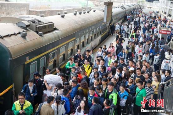 資料圖：5月2日,，太原火車站迎來返程高峰,。 張?jiān)?攝