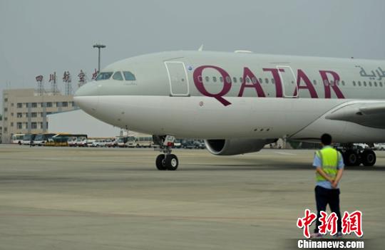 丹麥首相拉斯穆森乘專機抵達成都,。　劉忠俊 攝