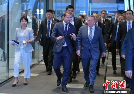 丹麥首相拉斯穆森夜逛成都春熙路太古里,?！⒅铱?攝
