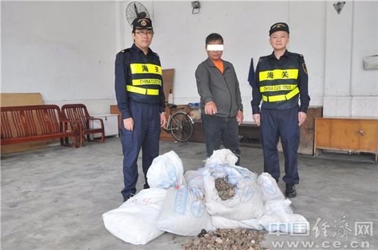 圖為深圳文錦渡海關關員查獲的走私琥珀原石案件,。魏百臻攝