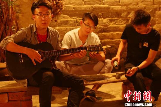 圖為開(kāi)設(shè)琥珀畫(huà)工作室的三名廣西藝術(shù)學(xué)院油畫(huà)專業(yè)大三學(xué)生廖世紹、何家鵬,、童釗,。　劉朝陽(yáng) 攝
