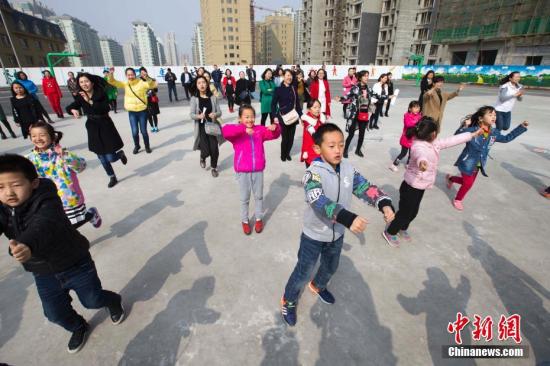 資料圖：3月28日,，山西太原，家長與孩子一同上體育課,。<a target='_blank' href='http://www.chinanews.com/'>中新社</a>記者 張?jiān)?攝
