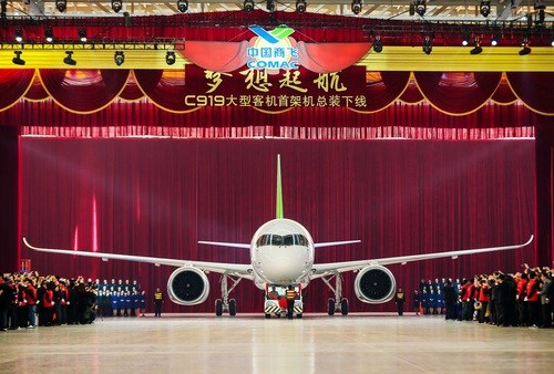 　2015年11月2日,，國產(chǎn)大飛機(jī)C919首架機(jī)總裝下線，“胖九”是不是萌萌噠！