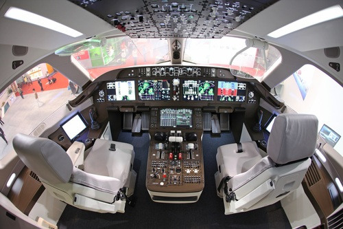 C919駕駛艙內(nèi)景。