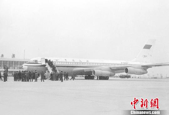 “運(yùn)-10”在哈爾濱機(jī)場(chǎng) 資料圖 攝