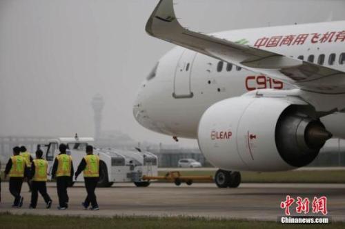 5月5日,，中國(guó)國(guó)產(chǎn)大型客機(jī)C919將在上海浦東國(guó)際機(jī)場(chǎng)首飛,。圖為C919靜待首飛。楊駿 攝
