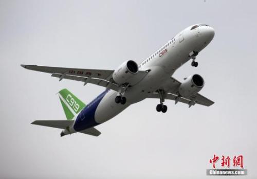 5月5日下午2時許,，首架國產(chǎn)大飛機(jī)C919在上海浦東機(jī)場4號跑道成功起飛,。根據(jù)計(jì)劃C919首飛時間在90分鐘左右，試飛員將首次評述飛機(jī)的操穩(wěn)特性,、起飛著陸性能,、動力裝置和駕駛設(shè)備等工作情況。楊俊 攝