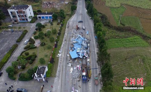 2016年1月13日，在209國道廣西柳州市融安縣浮石鎮(zhèn)路段,，工人們正在拆除浮石收費站,。譚凱興 攝