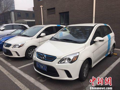 多輛共享汽車?？吭诼愤叀?lt;a target='_blank' href='http://www.chinanews.com/' >中新網(wǎng)</a> 吳濤 攝