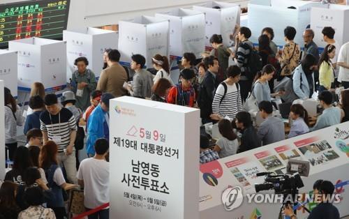 5月5日上午,，在首爾汽車站內(nèi)的投票站，選民參加缺席投票,。(圖片來源：韓聯(lián)社)