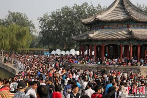 資料圖：“十一”長假期間，大量游客涌入頤和園,。中新社發(fā) 韓海丹 攝