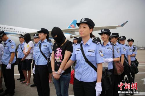 資料圖： 廣東警方將129名電信詐騙嫌疑人押解回廣州,。 中新社記者 粵警方 攝