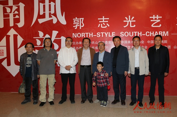 部分到場嘉賓在展覽現(xiàn)場與郭志光交流,、合影