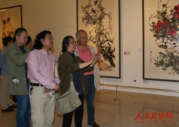 到場嘉賓興致勃勃地觀看展覽