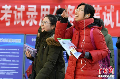資料圖：2016年11月27日,，山西太原一國(guó)考考點(diǎn)，考生準(zhǔn)備進(jìn)入考場(chǎng),。武俊杰 攝