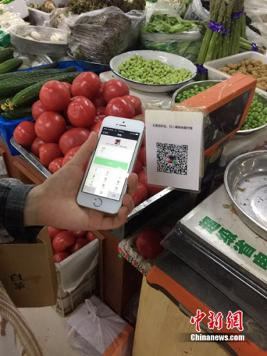 有顧客正在用微信支付結(jié)賬,。<a target='_blank' href='http://www.chinanews.com/' >中新網(wǎng)</a> 吳濤 攝
