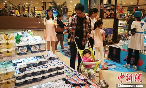 圖為成都某超市內(nèi)父親帶著孩子挑選食品（5月1日拍攝）,。 <a target='_blank' href='http://www.chinanews.com/'>中新社</a>記者 劉忠俊 攝
