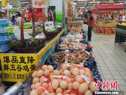 超市里正在售賣的雞蛋,。<a target='_blank' href='http://www.chinanews.com/' >中新網(wǎng)</a>記者 李金磊 攝