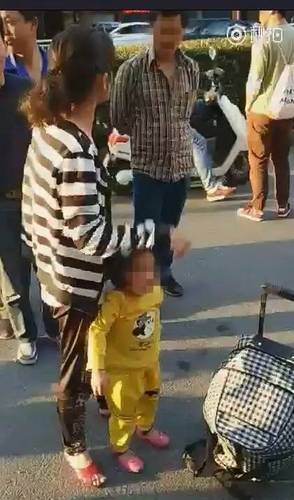 女子向自己孩子做出這種事 路人:是你親生的嗎,？