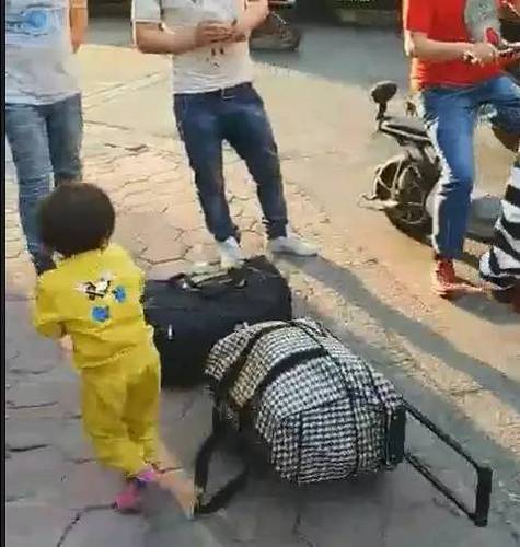 女子向自己孩子做出這種事 路人:是你親生的嗎,？
