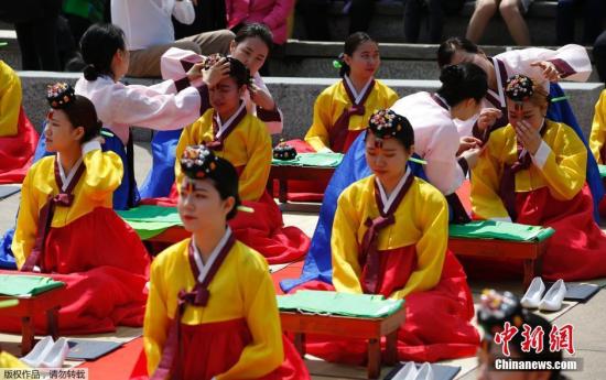 當(dāng)?shù)貢r間2016年5月16日,，當(dāng)日是韓國一年一度的“成年日”，韓國女高中生舉行傳統(tǒng)成年禮儀式,。
