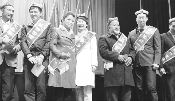 2016年11月13日,，新疆維吾爾自治區(qū)工商聯(lián)召開民營(yíng)企業(yè)“千企幫千村”精準(zhǔn)扶貧暨“民族團(tuán)結(jié)一家親”活動(dòng)和田現(xiàn)場(chǎng)推進(jìn)會(huì)。會(huì)上,，11位企業(yè)家代表與貧困戶現(xiàn)場(chǎng)開展了結(jié)對(duì)認(rèn)親活動(dòng)。