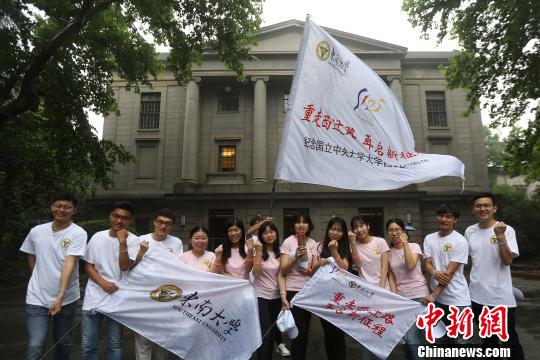 紀(jì)念民國中央大學(xué)抗戰(zhàn)西遷80周年,，東南大學(xué)學(xué)子重走西遷路。　泱波 攝