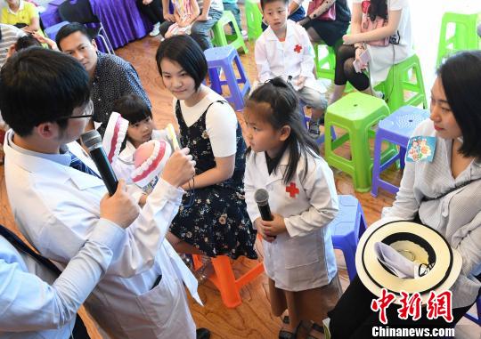 5月14日,，由福州市臺胞投資企業(yè)協(xié)會主辦的母親節(jié)公益活動在臺企康德口腔門診聯(lián)盟福州旗艦店舉辦?！∮浾邉⒖筛?攝