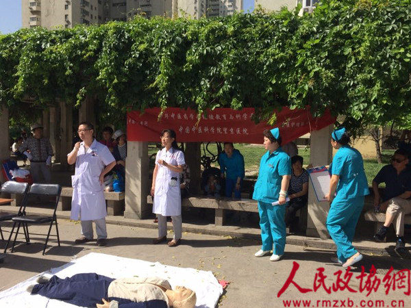 張辰浩副主任醫(yī)師（左一）、蘇春燕主任醫(yī)師（左二）為社區(qū)居民講解了心肺復(fù)蘇相關(guān)知識(shí),。