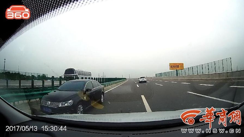 司機(jī)高速超車道上逆行57公里疑似毒駕 已棄車逃離