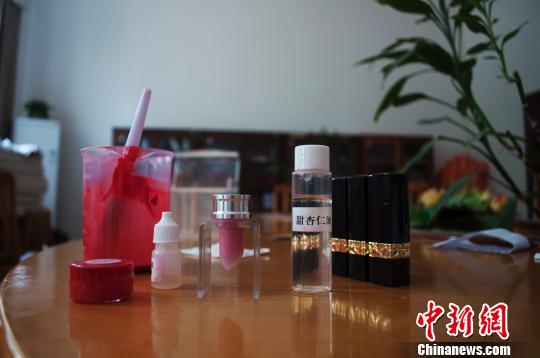 13日，高媛展示制作“可食用”口紅的制作材料?！⑹绗B 攝