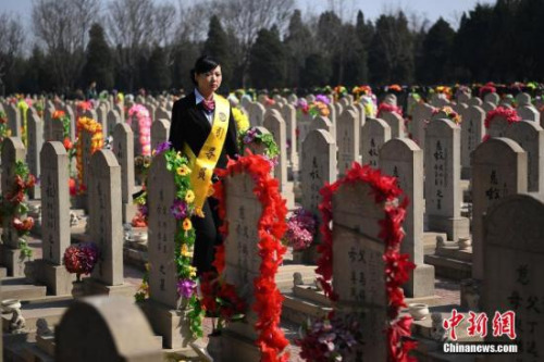有這樣一種職業(yè),，他們每天都見證世間的生死離別，經(jīng)歷生命逝去的傷感故事,，他們就是殯葬禮儀師,，伴隨逝者有尊嚴(yán)地走完人生的最后一程。在山西省太原市永安殯儀館,，32歲的堯雯雯就是一名殯葬禮儀師,，負(fù)責(zé)接待引導(dǎo)逝者家屬進(jìn)行喪葬活動，從業(yè)7年的時間里,，緬懷送別超過5000名逝者的最后一刻,。 武俊杰 攝