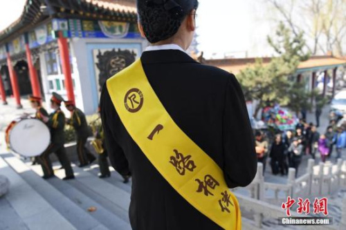資料圖：殯葬禮儀師正在工作,。 武俊杰 攝