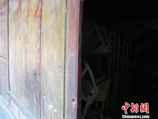 報國寺內(nèi)存放的桌椅。　張丹 攝