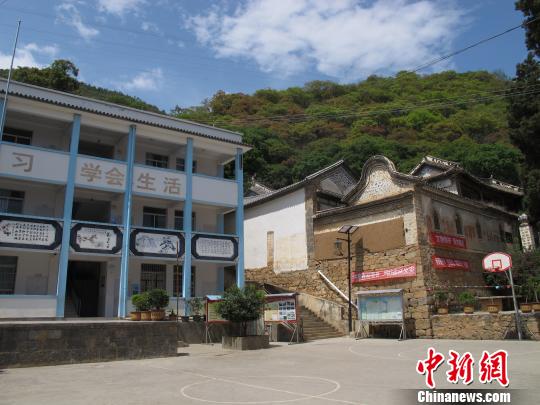 第二代校舍(左)與第一代校舍(右)并排而居?！埖?攝