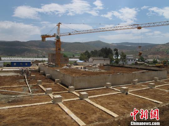 正在建設(shè)中的萂村完小第三代校舍?！埖?攝