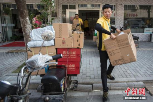 2016年7月,，南京一名快遞員在高溫天氣送貨,。<a target='_blank' href='http://www.chinanews.com/'>中新社</a>記者 泱波 攝