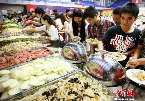 資料圖：多位市民正在排隊選擇麻辣燙菜品,。<a target='_blank' href='http://www.chinanews.com/'>中新社</a>發(fā) 李一芳 攝
