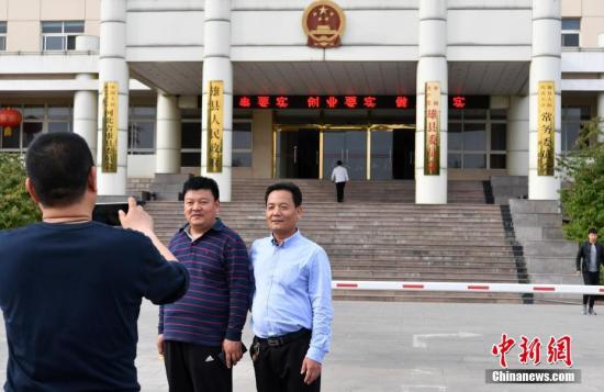 河北雄縣人民政府門口,，市民拍照留念。 <a target='_blank' href='http://www.chinanews.com/'>中新社</a>記者 翟羽佳 攝