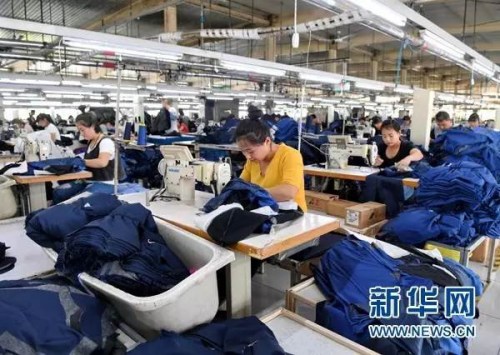 　工人在雄安新區(qū)容城縣津海服裝工業(yè)園生產(chǎn)車間內(nèi)工作（4月18日攝）,。新華社記者 牟宇 攝