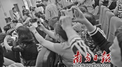 廣州今年多個(gè)區(qū)教育部門辦幼兒園報(bào)名人數(shù)爆滿,。圖為越秀區(qū)教育部門辦幼兒園招生電腦派位現(xiàn)場(chǎng)。南方日?qǐng)?bào)記者 梁文祥 攝