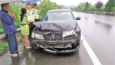 知道不能穿拖鞋開(kāi)車 她卻光腳開(kāi)車上高速